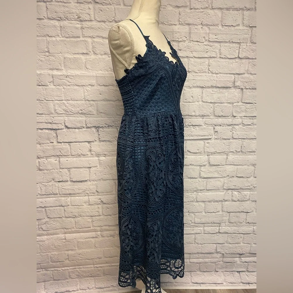 Hidden Label Elegant Blue Lace Midi Dress Size Small - Picture 3 of 9